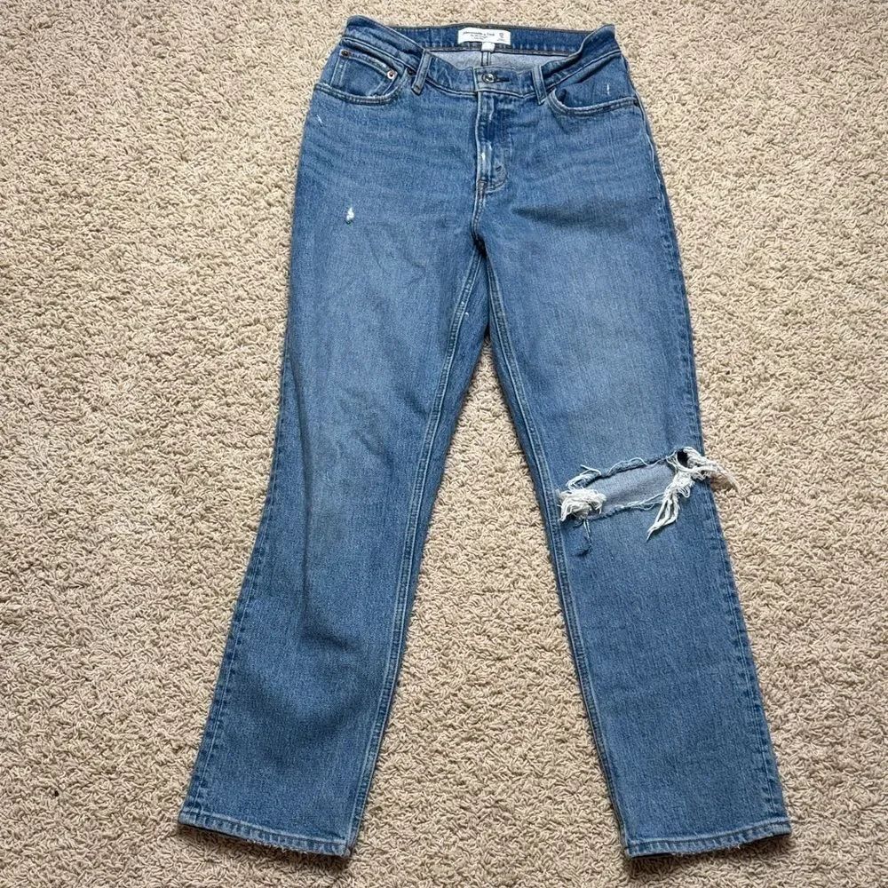 Abercrombie 90’s Straight Low Rise Jeans Size 25 Short Distressed Blue Jeans